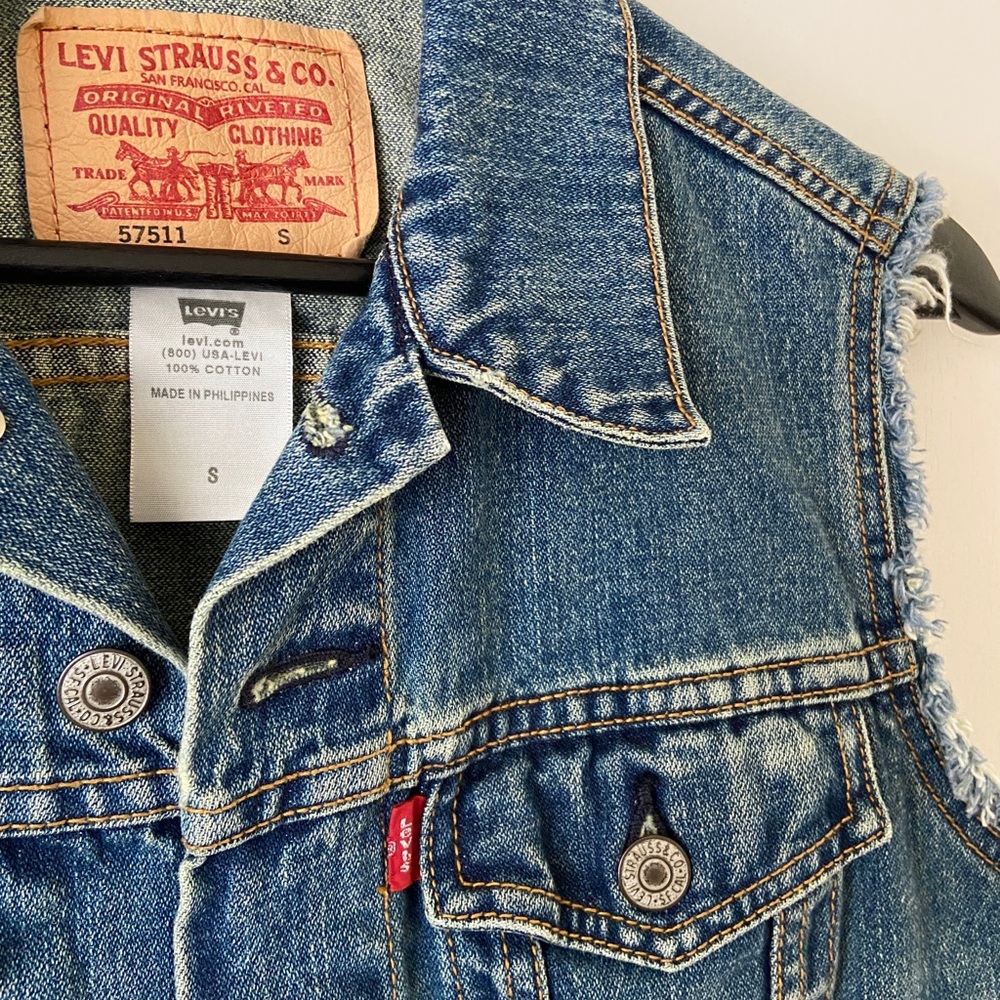 Levi’s Denim Vest - Picture 3 of 3